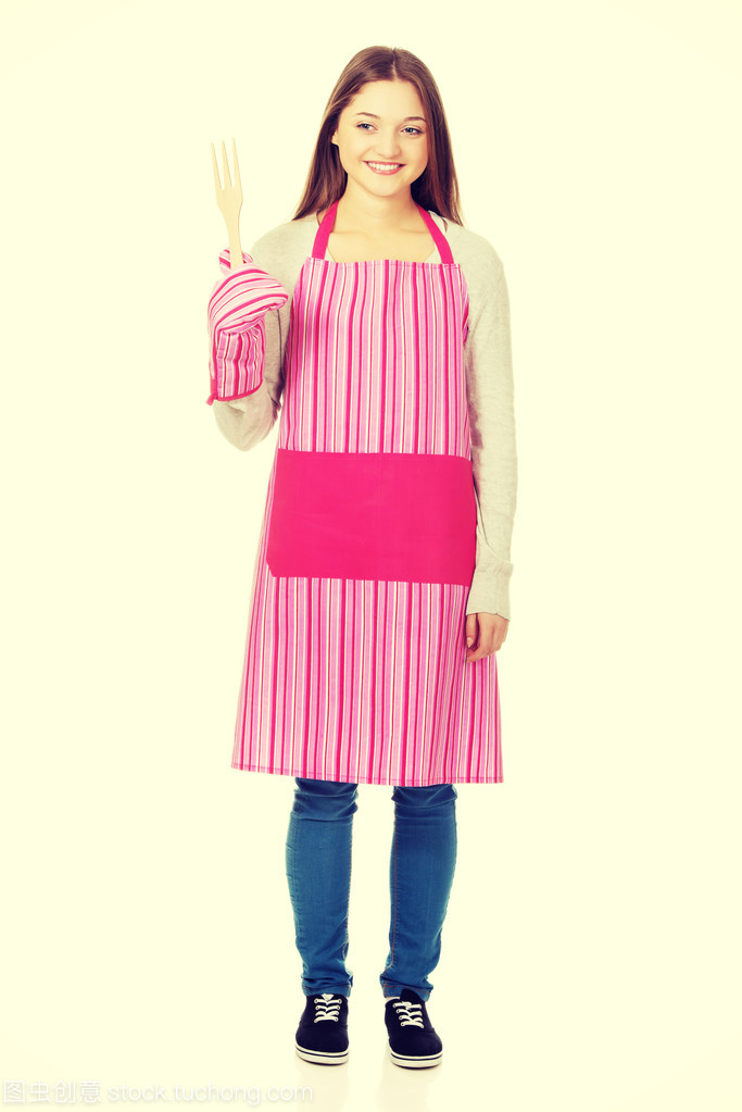 快樂(lè)的青少年女子穿廚房圍裙